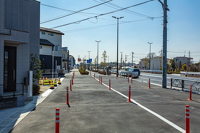Sidewalk along Shin-Fuchu Kaido | Tokyo Tama Area
