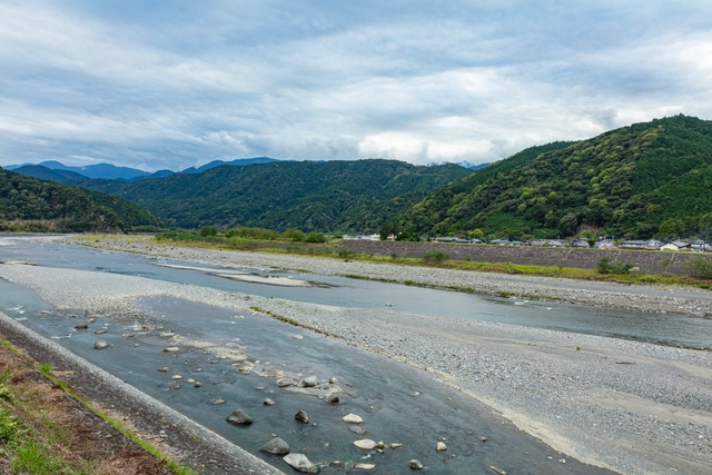 富士川の河原と山並み｜山梨県身延町