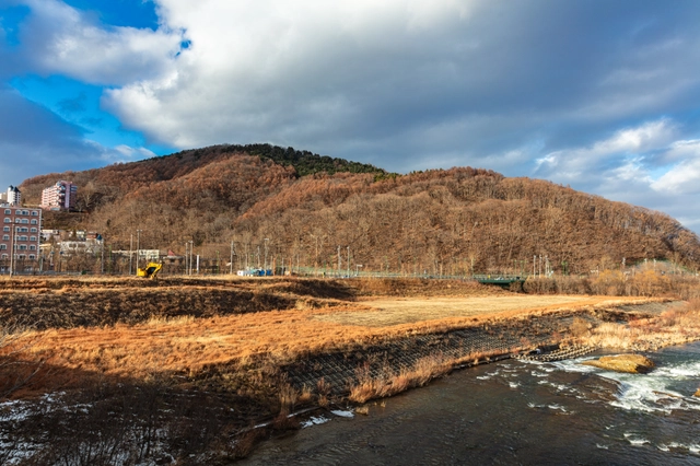 豊平川と冬の山並み｜北海道札幌市南区