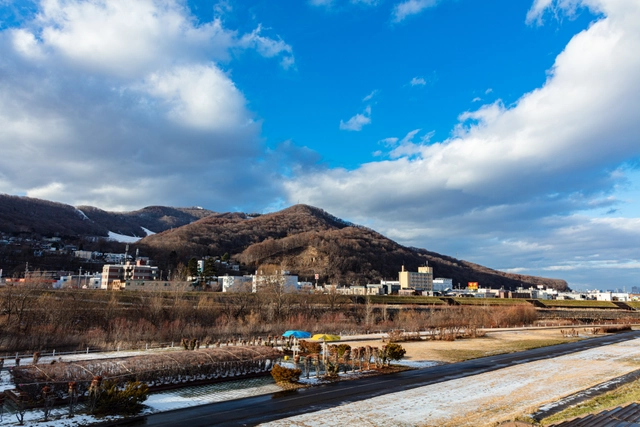 藻岩山と豊平川河川敷｜北海道札幌市豊平区