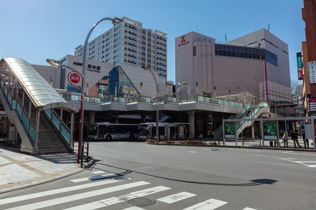 府中駅前のスカイナードとバスターミナル｜東京都府中市