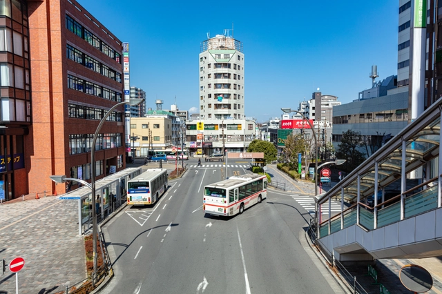 府中駅前の道路を走る路線バス｜東京都府中市