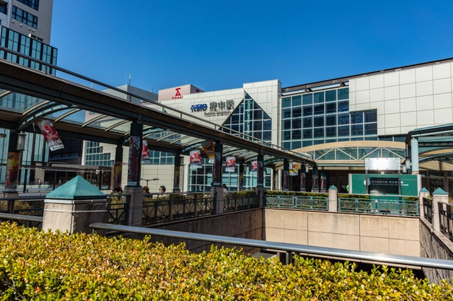 京王線府中駅とペデストリアンデッキ｜東京都府中市