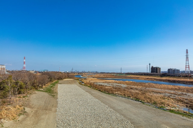 多摩川の河川敷と砂利道｜東京都府中市