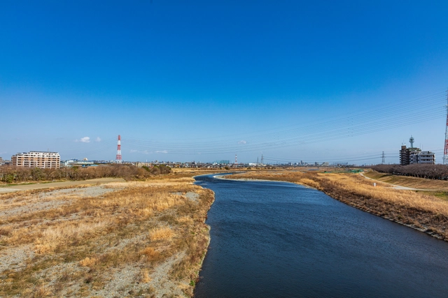 多摩川と河川敷の風景｜東京都府中市