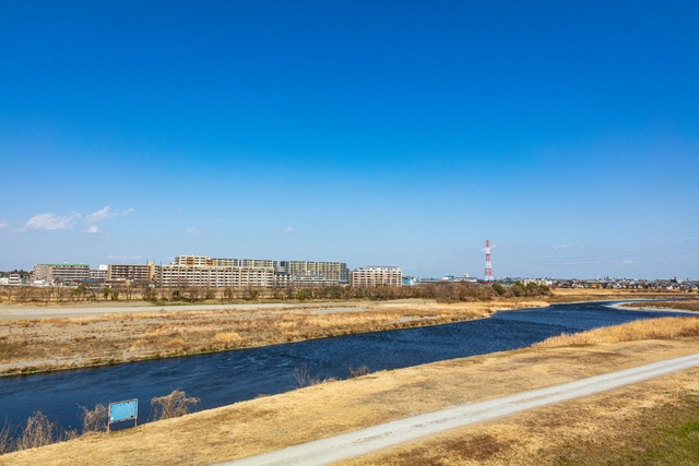 多摩川と河川敷の風景｜東京都稲城市