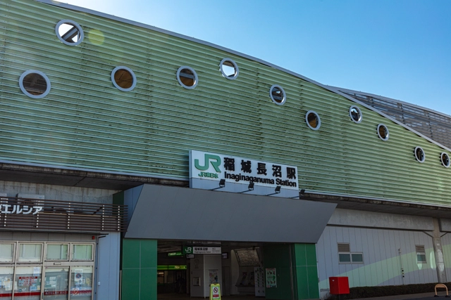 稲城長沼駅の駅舎正面と丸窓｜東京都稲城市