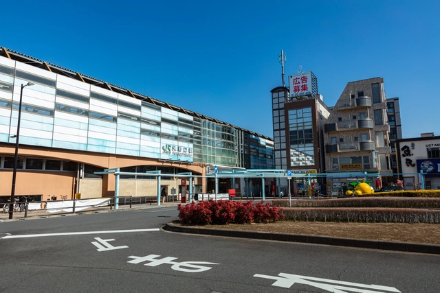 矢野口駅の駅舎と駅前ロータリー｜東京都稲城市