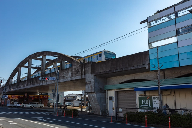 アーチ橋を渡る南武線車両｜東京都稲城市