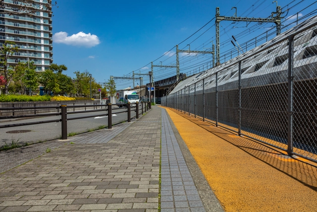 Sidewalk Along the Keio Line | Tokyo Tama Area | keio-line-sidewalk