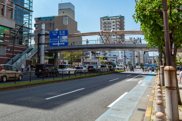 川崎街道と聖蹟桜ヶ丘駅前｜東京都多摩市