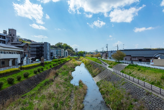 大栗川と多摩丘陵の街並み｜東京都多摩市