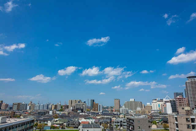 聖蹟桜ヶ丘の街並みと青空｜東京都多摩市