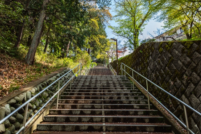 聖蹟桜ヶ丘いろは坂通り沿いの階段｜東京都多摩市