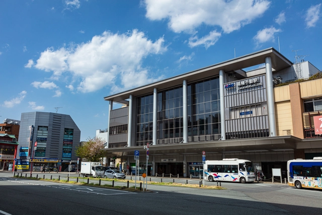 高幡不動駅前の駅舎と空｜東京都日野市