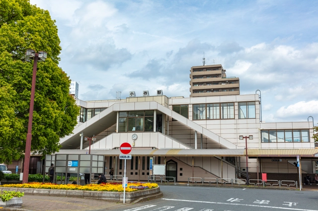 小作駅西口の駅舎全景｜東京都羽村市
