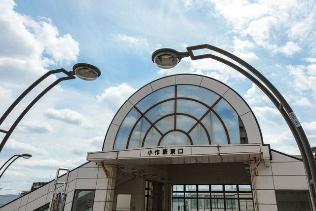 小作駅東口とアーチ街灯｜東京都羽村市