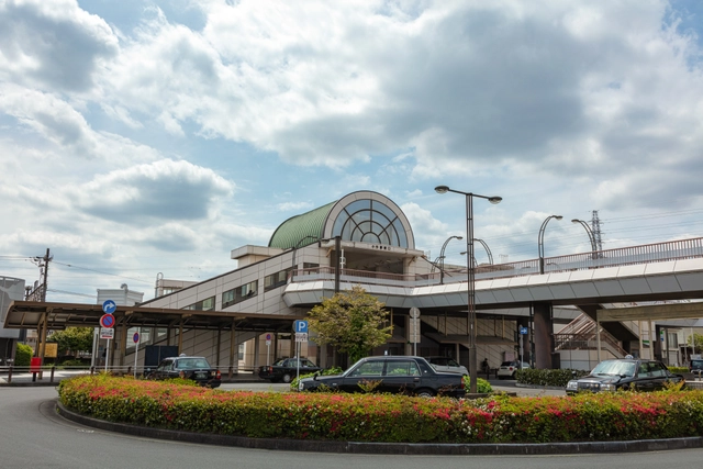 小作駅東口の駅舎とロータリー｜東京都羽村市
