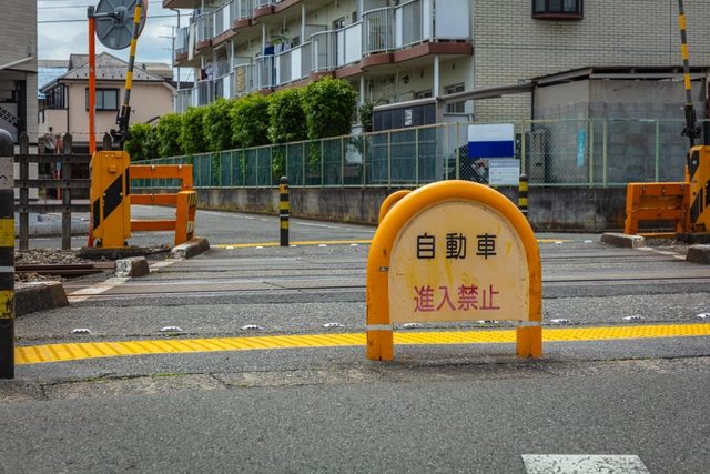 踏切の自動車進入禁止のポール｜東京都羽村市