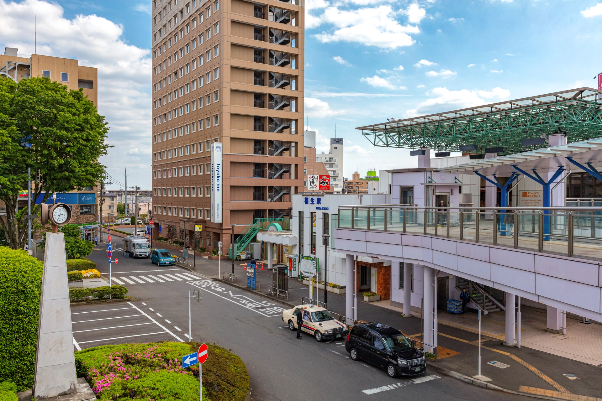 福生駅東口の駅前風景|東京都福生市