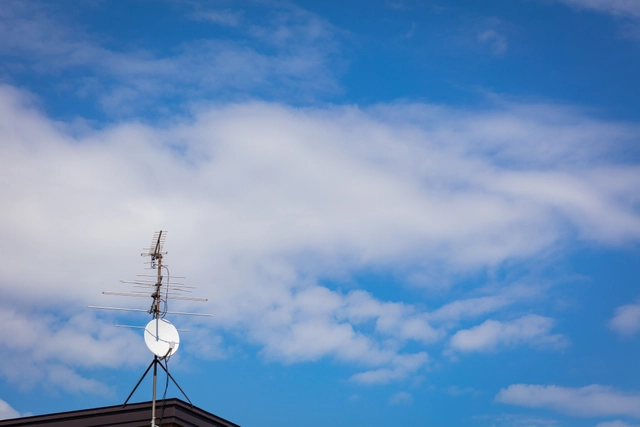 青空とテレビアンテナ