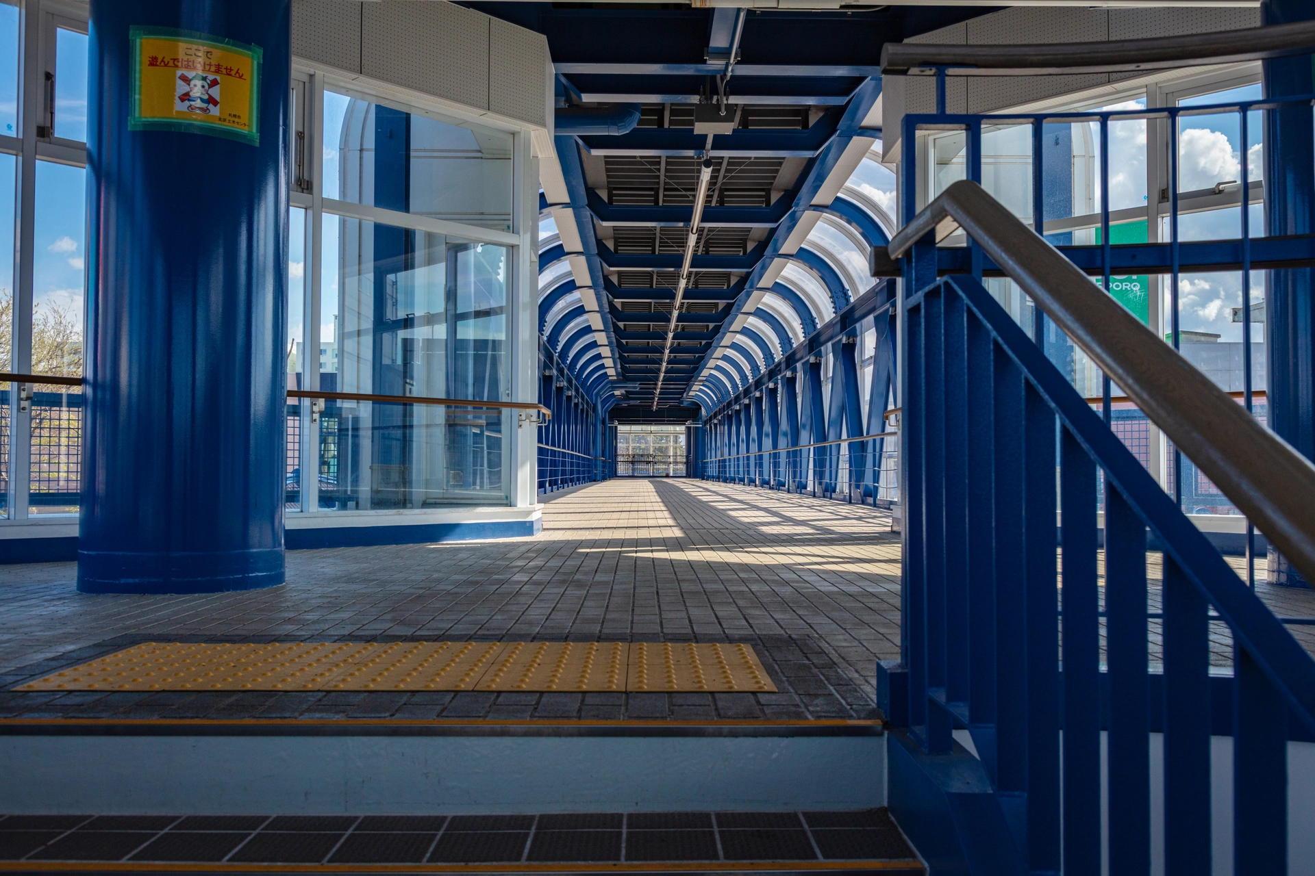 あいの里の歩道橋の通路|北海道札幌市北区