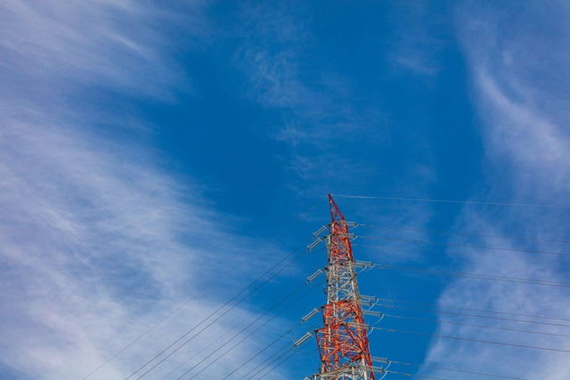 送電鉄塔と青空