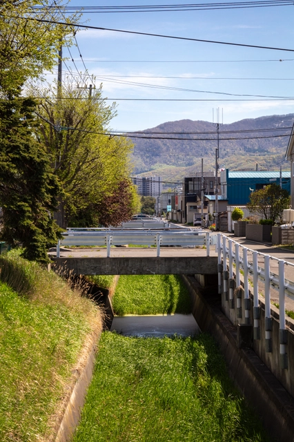 手稲区曙の用水路と住宅街｜北海道札幌市手稲区