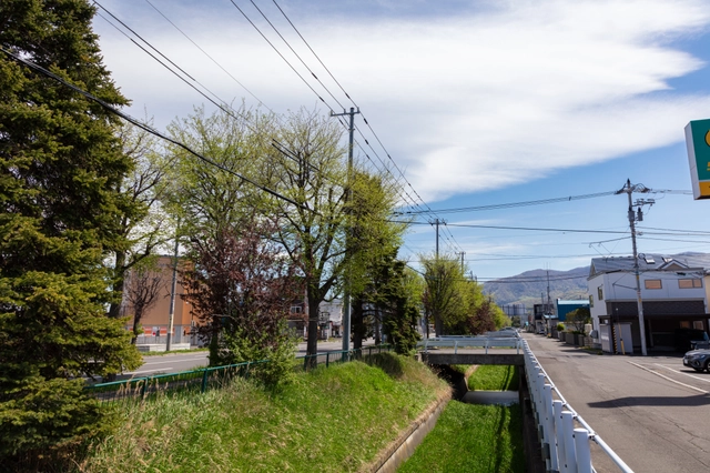 手稲区曙の用水路沿いの通り｜北海道札幌市手稲区