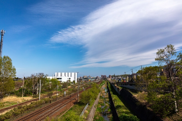 手稲区曙の函館本線と水路｜北海道札幌市手稲区｜曲長通跨線橋