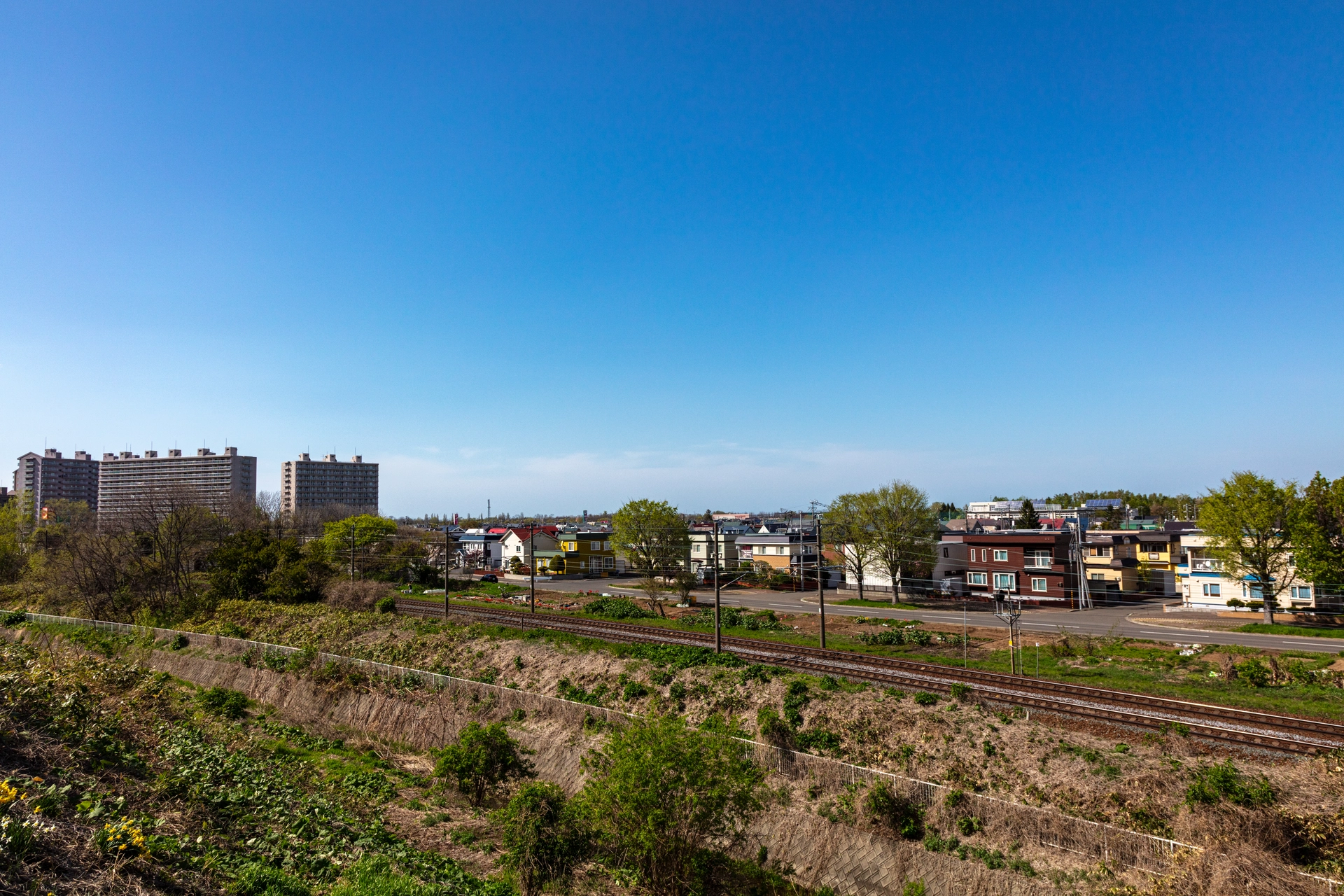 手稲区星置方面の函館本線と住宅街|北海道札幌市手稲区