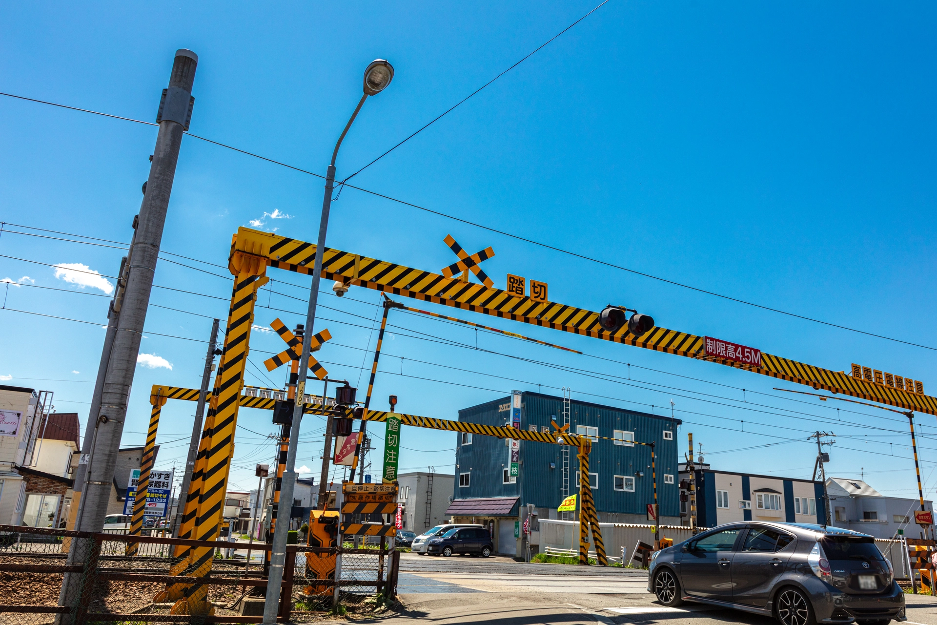 Barrera de paso a nivel cerca de la estación de Takuhoku, distrito de Kita, Sapporo | Hokkaido